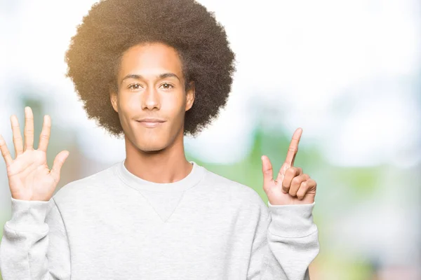 Junger Afrikanisch Amerikanischer Mann Mit Afro Haaren Trägt Ein Sportliches — Stockfoto