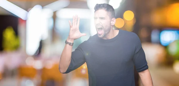 Joven Hombre Guapo Usando Suéter Sobre Fondo Aislado Gritando Fuerte —  Fotos de Stock