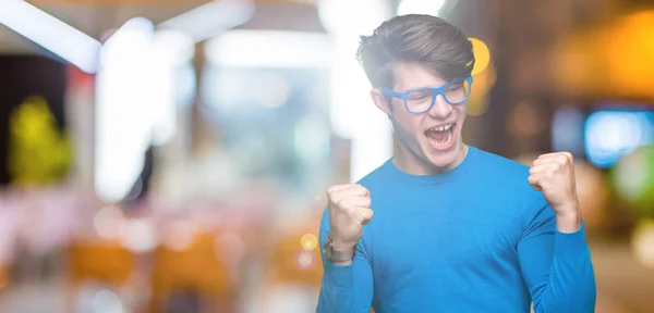 Giovane Bell Uomo Che Indossa Occhiali Blu Sfondo Isolato Celebrando — Foto Stock