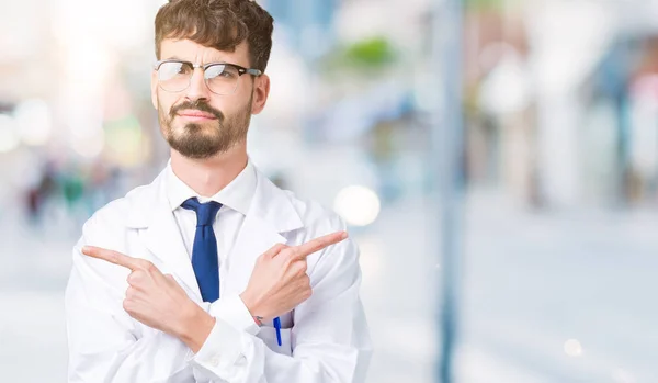 Unga Professionella Vetenskapsman Mannen Bär Vit Päls Över Isolerade Bakgrund — Stockfoto