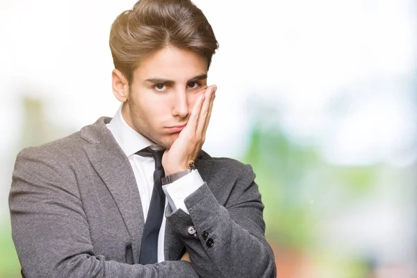 Joven Hombre Negocios Con Traje Corbata Sobre Fondo Aislado Pensando — Foto de Stock