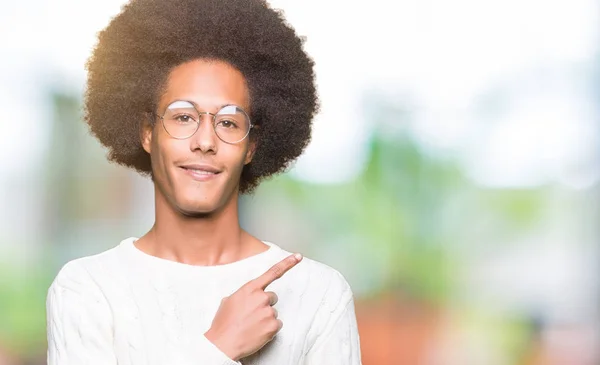 Americký Mladík Afro Vlasy Nosit Brýle Ukázání Prstem Ruky Straně — Stock fotografie