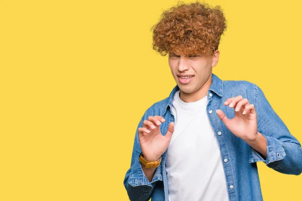 Ung Vacker Man Med Afro Hår Bär Jeansjacka Äcklade Uttryck — Stockfoto