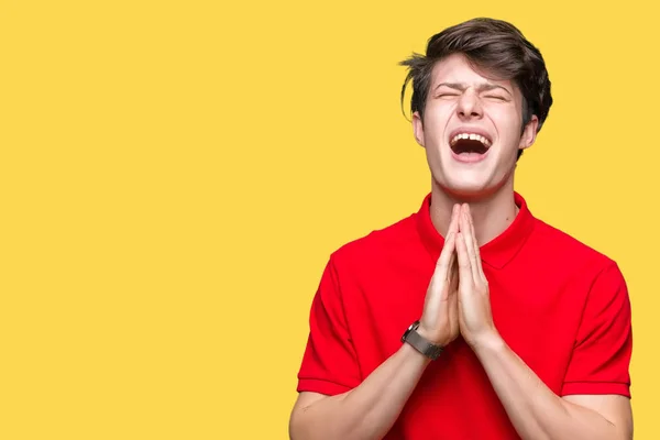 Homem Bonito Jovem Vestindo Camiseta Vermelha Sobre Fundo Isolado Implorando — Fotografia de Stock