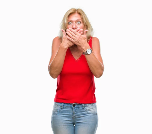 Blonde Frau Mittleren Alters Über Isolierten Hintergrund Schockiert Mund Mit — Stockfoto