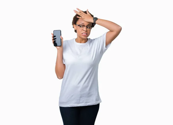 Jovem Afro Americana Mostrando Tela Smartphone Sobre Fundo Isolado Estressado — Fotografia de Stock