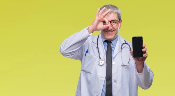 Bello Anziano Medico Uomo Mostrando Schermo Smarpthone Sfondo Isolato Con — Foto Stock