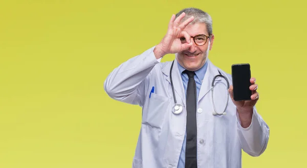 Stilig Senior Doktor Mannen Visar Skärmen Smarpthone Över Isolerade Bakgrund — Stockfoto