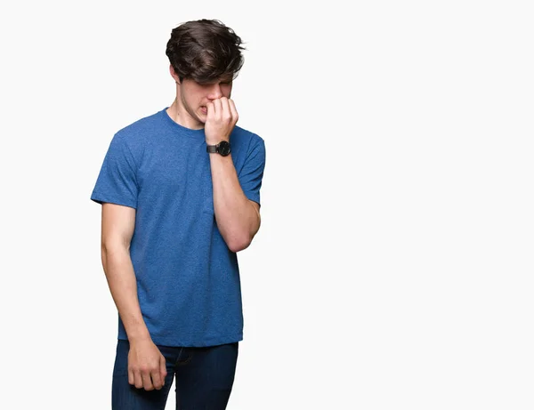 Ung Vacker Man Iklädd Blå Shirt Över Isolerade Bakgrund Ser — Stockfoto