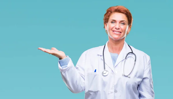 Médico Caucasiano Sênior Mulher Vestindo Uniforme Médico Sobre Fundo Isolado — Fotografia de Stock