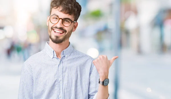 Junger Gutaussehender Mann Mit Brille Über Isoliertem Hintergrund Lächelt Mit — Stockfoto