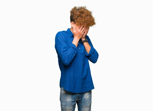 Homem Elegante Bonito Jovem Com Cabelo Afro Com Expressão Triste — Fotografia de Stock