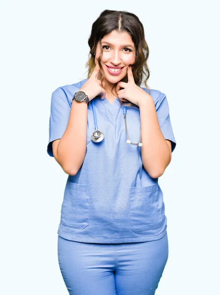 Jovem Médico Adulto Mulher Vestindo Uniforme Médico Sorrindo Com Boca — Fotografia de Stock