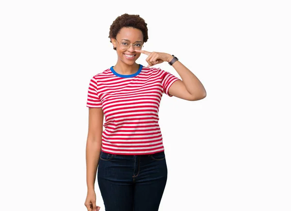 Krásné Mladé Afroamerické Ženy Nosí Brýle Nad Izolované Pozadí Ukázání — Stock fotografie