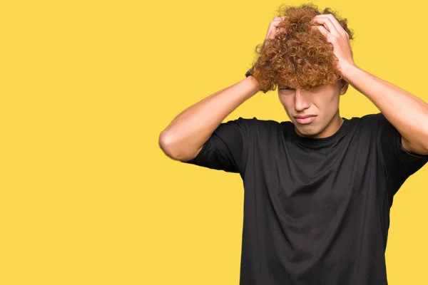 Jonge Knappe Man Met Afro Haar Dragen Zwart Shirt Lijden — Stockfoto