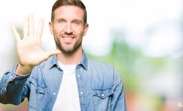 Schöner Mann Mit Blauen Augen Und Bart Trägt Jeansjacke Und — Stockfoto