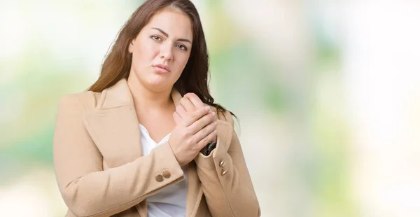 Hermosa Mujer Joven Tamaño Grande Con Abrigo Invierno Sobre Fondo — Foto de Stock