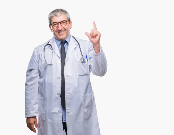Pěkný Starší Lékař Muž Izolované Pozadí Ukazující Prst Úspěšným Myšlenkou — Stock fotografie