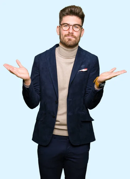 Homem Negócios Bonito Jovem Vestindo Óculos Expressão Indolor Confuso Com — Fotografia de Stock