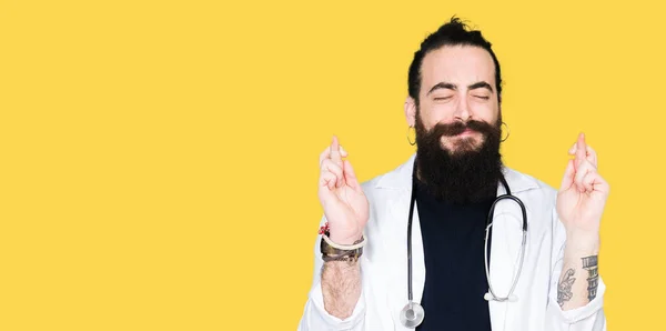 Lekarz Długimi Włosami Sobie Płaszcz Medycznych Stetoskop Uśmiechający Się Palców — Zdjęcie stockowe