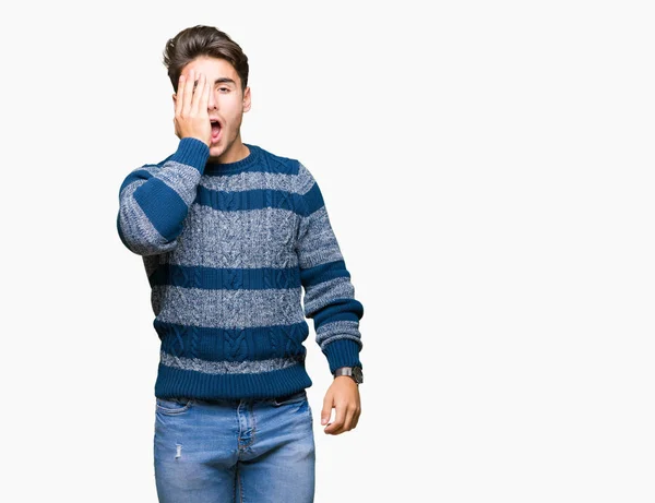 Jovem Homem Bonito Sobre Fundo Isolado Bocejo Cansado Cobrindo Metade — Fotografia de Stock