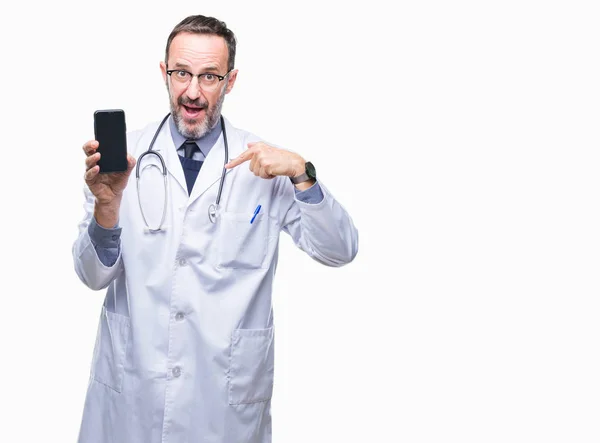 Medelåldern Senior Hoary Doktor Mannen Visar Smartphone Skärmen Över Isolerade — Stockfoto