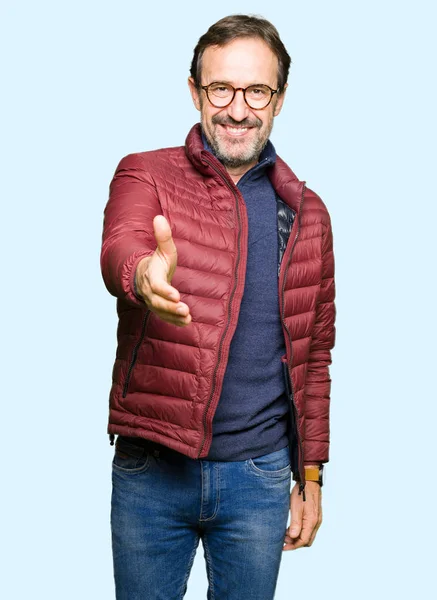 Orta Yaş Yakışıklı Adam Gözlük Kış Ceket Tebrik Davet Edici — Stok fotoğraf