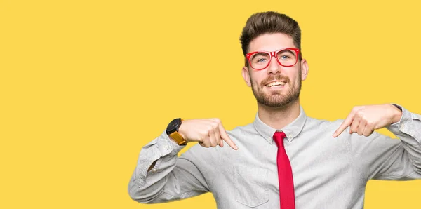 Joven Hombre Negocios Guapo Con Gafas Que Ven Confiados Con — Foto de Stock