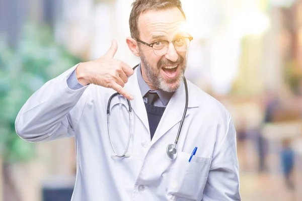 Médico Jubilado Mediana Edad Con Uniforme Médico Fondo Aislado Sonriendo —  Fotos de Stock