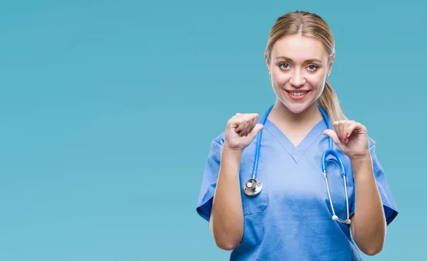 Genç Sarışın Cerrah Doktor Kadın Yüzünde Gülümseme Ile Kendinden Emin — Stok fotoğraf