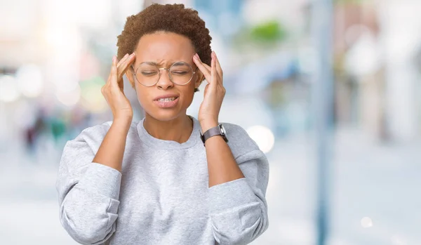 Joven Mujer Afroamericana Hermosa Con Gafas Sobre Fondo Aislado Con — Foto de Stock