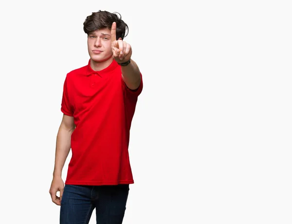 年轻英俊的男人穿着红色的 T恤在孤立的背景指向用手指和愤怒的表情 — 图库照片