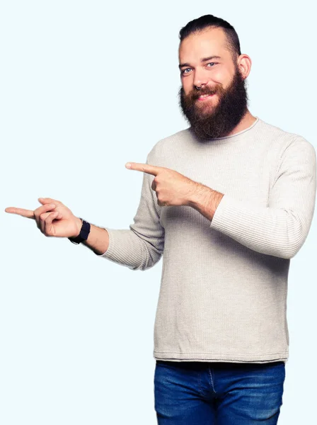 Joven Hombre Rubio Vistiendo Suéter Casual Sonriendo Mirando Cámara Apuntando — Foto de Stock