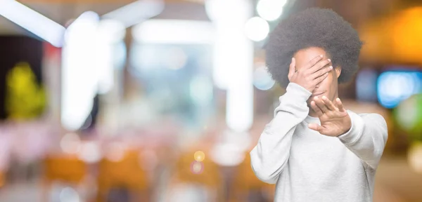年轻的非洲裔美国人与非洲头发穿着运动的运动运动汗衫用手捂住眼睛 用悲伤和恐惧的表情做停止手势 尴尬和消极的概念 — 图库照片