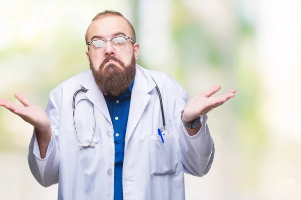 Homem Médico Caucasiano Jovem Vestindo Casaco Branco Médico Sobre Fundo — Fotografia de Stock