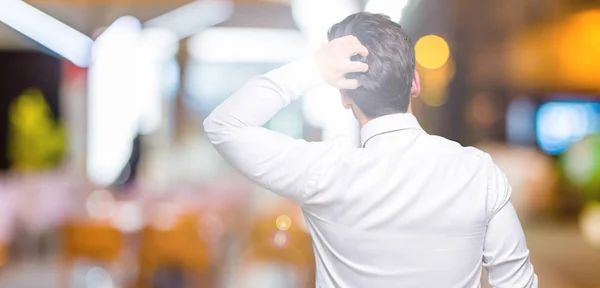 Ung Affärsman Som Bär Glasögon Över Isolerade Bakgrund Bakåt Tänkande — Stockfoto