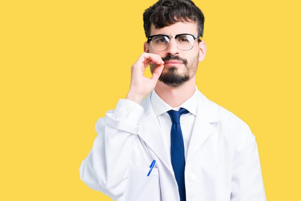 Jovem Cientista Profissional Homem Vestindo Casaco Branco Sobre Fundo Isolado — Fotografia de Stock