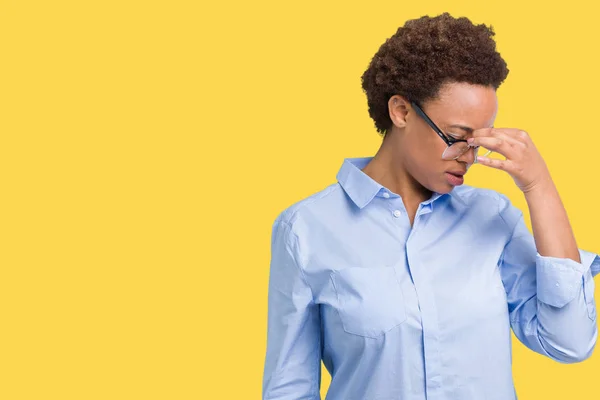 Jovem Mulher Negócios Afro Americana Bonita Sobre Fundo Isolado Cansado — Fotografia de Stock