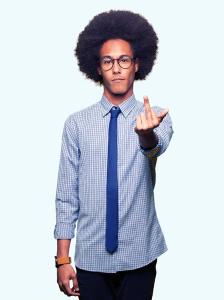 Молодой Африканский Бизнесмен Афроволосами Очках Демонстрирует Средний Палец Невежливое Грубое — стоковое фото