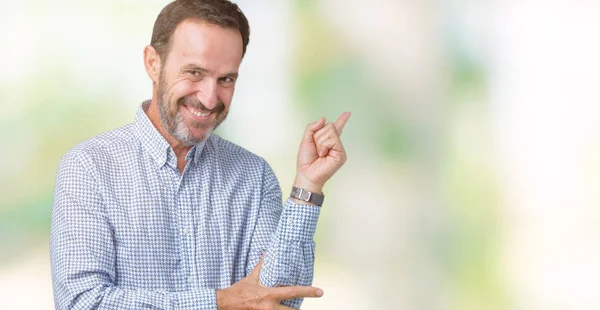 Bonito Homem Meia Idade Elegante Sênior Sobre Fundo Isolado Com — Fotografia de Stock