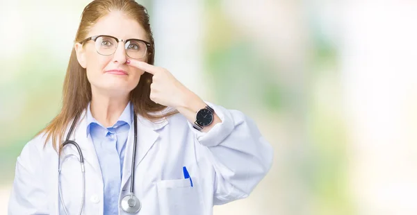 Middelbare Leeftijd Volwassen Arts Vrouw Medische Jas Dragen Geïsoleerd Background — Stockfoto