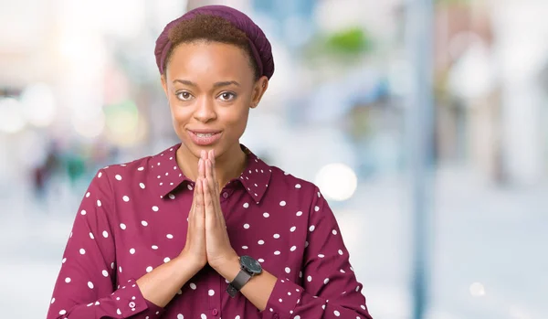 Belle Jeune Femme Afro Américaine Portant Foulard Sur Fond Isolé — Photo