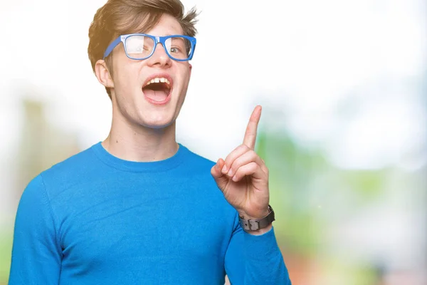 Joven Hombre Guapo Con Gafas Azules Sobre Fondo Aislado Señalando —  Fotos de Stock