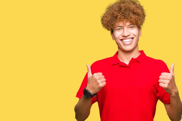 Joven Hombre Guapo Con Pelo Afro Con Camiseta Roja Signo —  Fotos de Stock