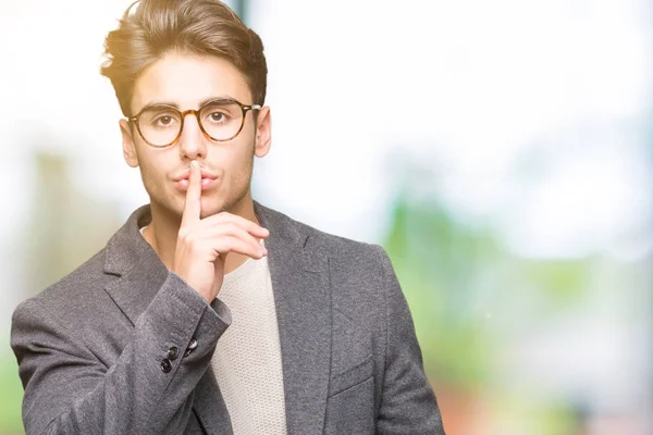 Joven Hombre Negocios Con Gafas Sobre Fondo Aislado Pidiendo Estar —  Fotos de Stock