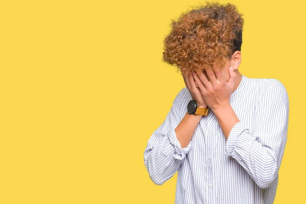 Mladý Pohledný Obchodní Muž Afro Vlasy Nosí Elegantní Tričko Smutný — Stock fotografie