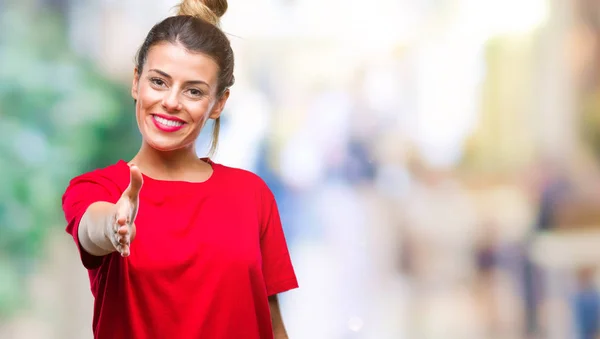 Joven Hermosa Mujer Sobre Fondo Aislado Sonriendo Amistoso Ofreciendo Apretón —  Fotos de Stock