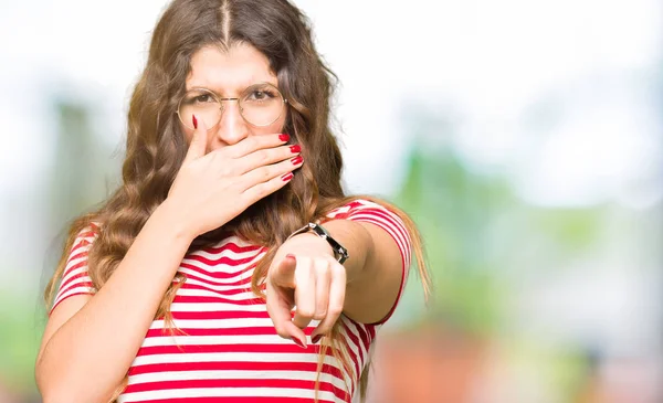 Joven Hermosa Mujer Con Gafas Riéndose Señalando Cámara Con Dedo — Foto de Stock