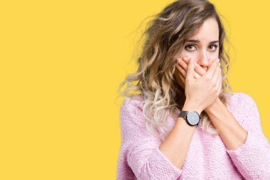 Güzel genç sarışın kadın izole arka plan ağız hata için elleriyle kapsayan şok yüzünden. Gizli kavramı.