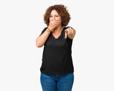 Güzel orta ager izole üst düzey kadın arka plan sizin parmak el kamerasıyla ağzına, utanç ifadesi işaret eden gülme